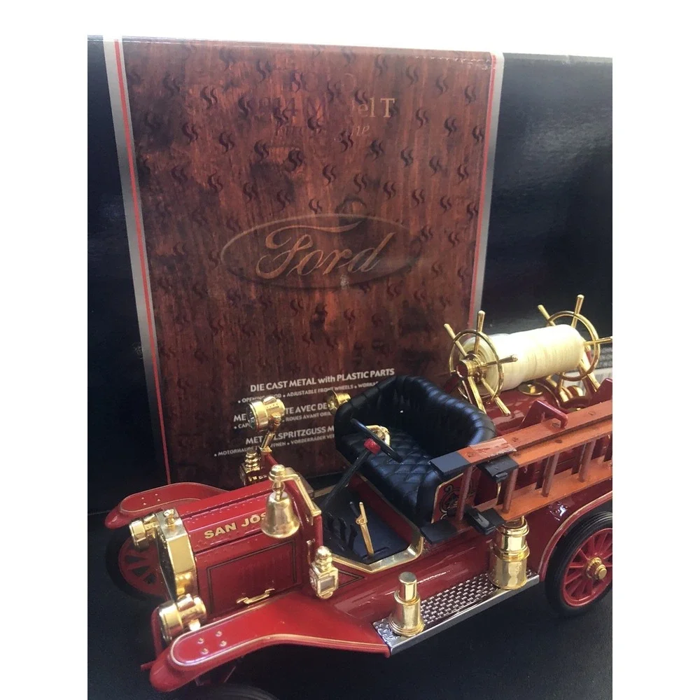 Road Signature 1914 Ford Model T Firetruck 1:18 Diecast Red w/ Coin & Box